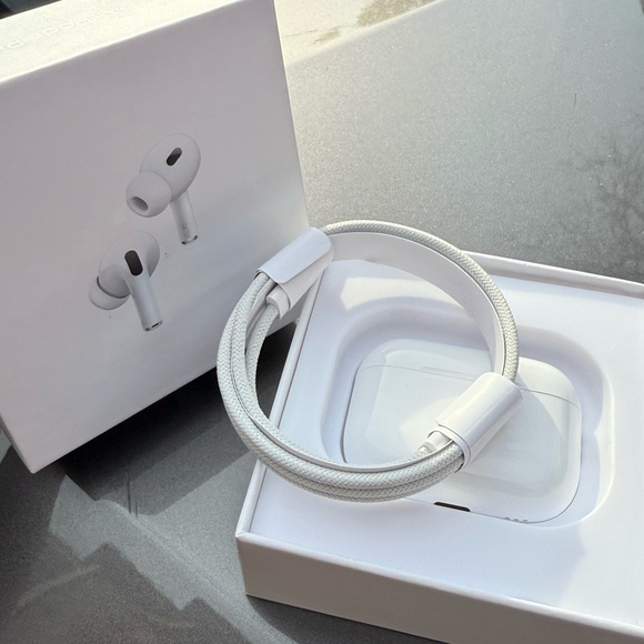 Apple White Wireless Earbuds with Charging Case